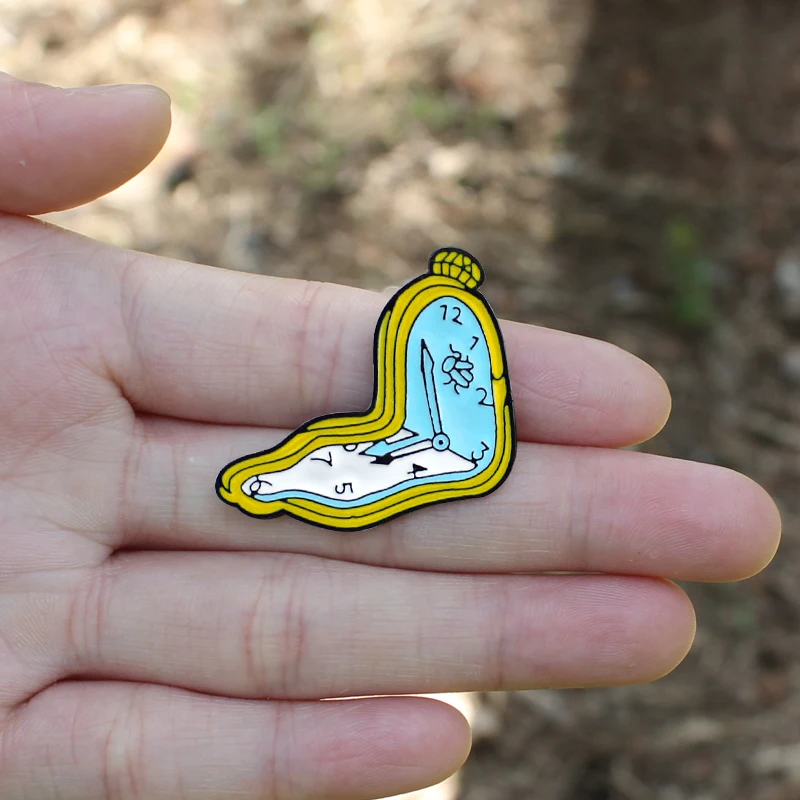 Брошь в мультяшном стиле с изображением часов минуты одного времени пробежки 100