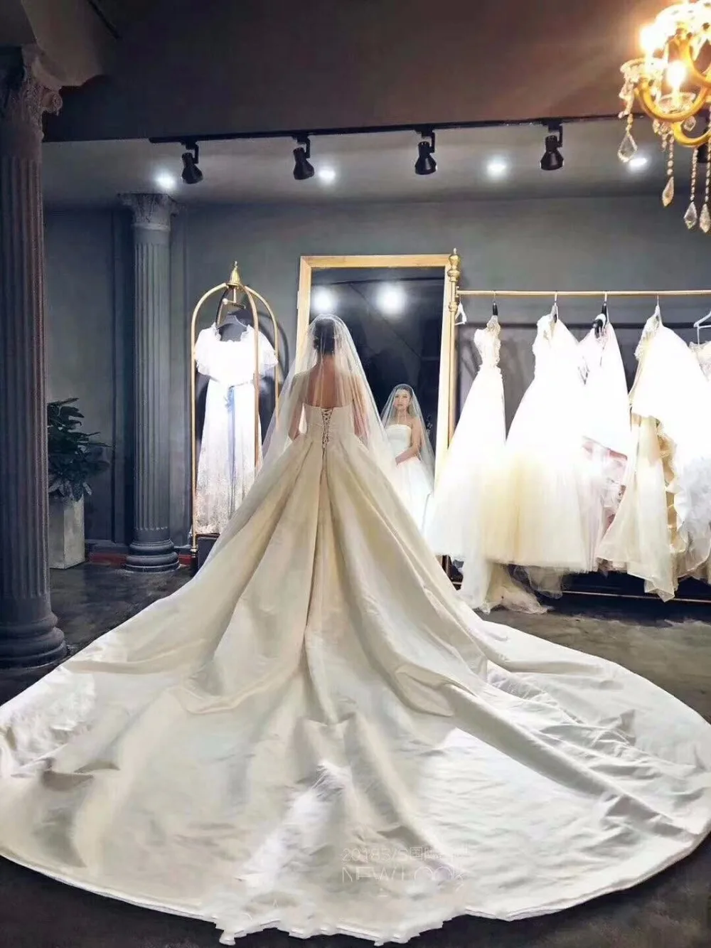 Свадебное платье без бретелек атласное ТРАПЕЦИЕВИДНОЕ ПЛАТЬЕ с длинным шлейфом