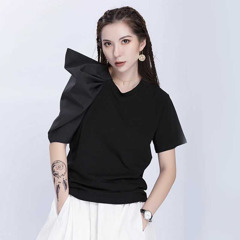TWOTWINSTYLE летняя однотонная Лоскутная Женская футболка с круглым вырезом и асимметричным рукавом, свободные топы, Женская корейская мода, новая одежда