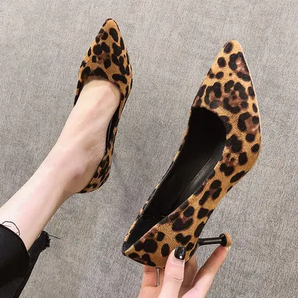 2019 г. Новые весенние тонкие туфли на шпильке с острым закрытым носком леопардовая