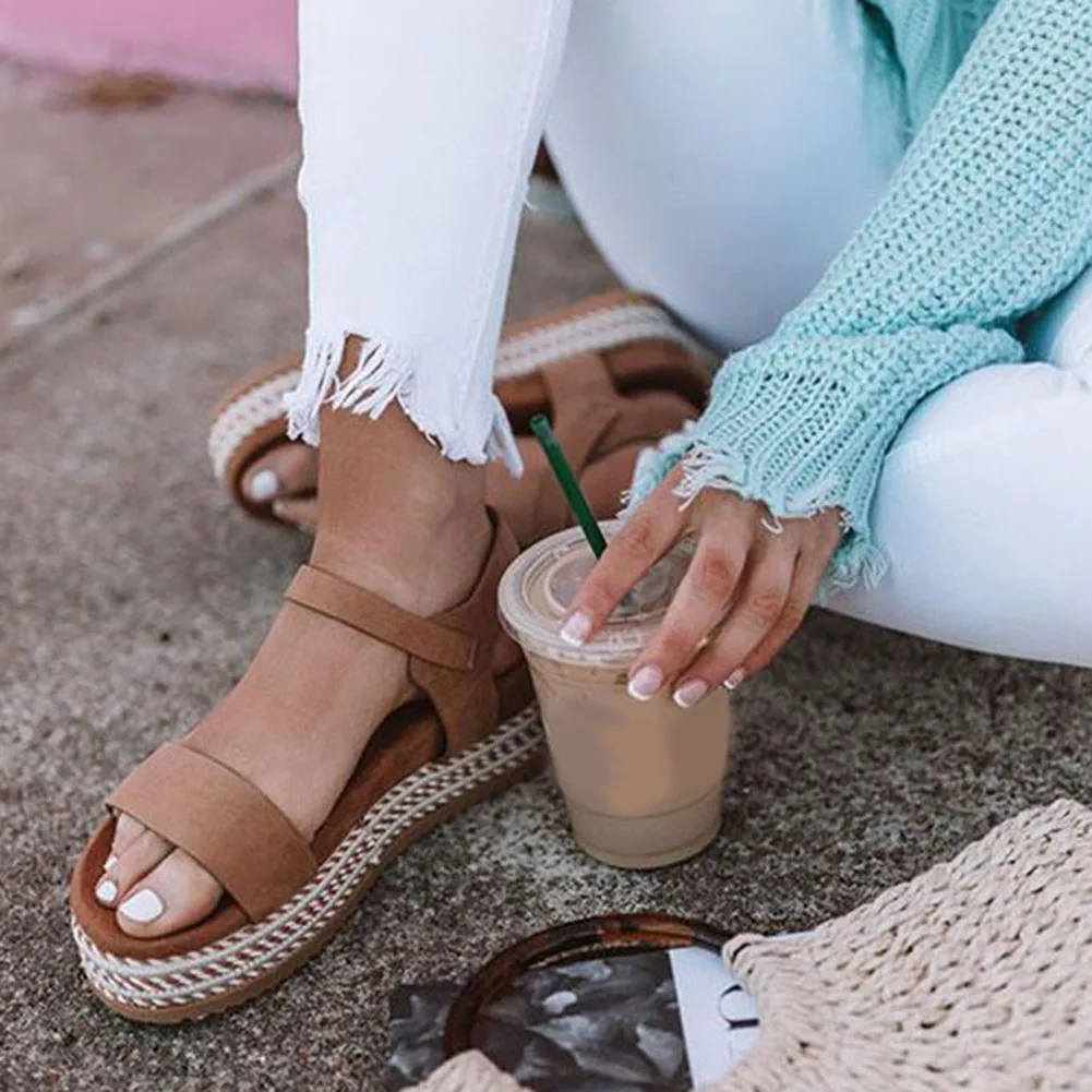 Сандалии на платформе в стиле ретро однотонные туфли плоской подошве с ремешком