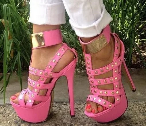 

Женские босоножки на очень высоком каблуке, розовые сандалии на тонком высоком каблуке и платформе с золотыми заклепками и ремешком с пряжк...