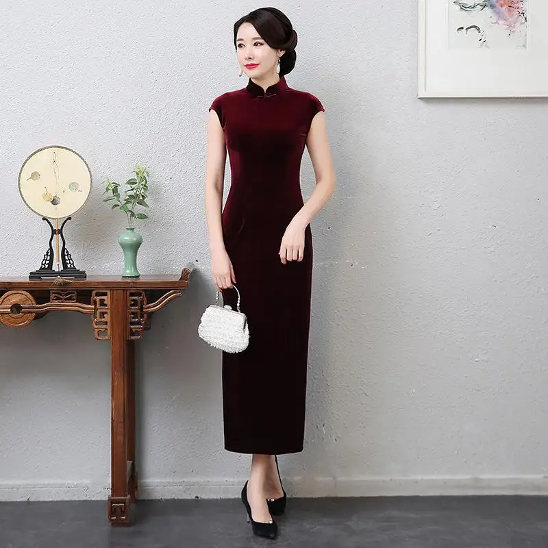 Однотонное черное платье с коротким рукавом Cheongsam сексуальное тонкое длинное платье с разрезом Qipao зимнее бархатное платье для сцены - Цвет: Burgundy