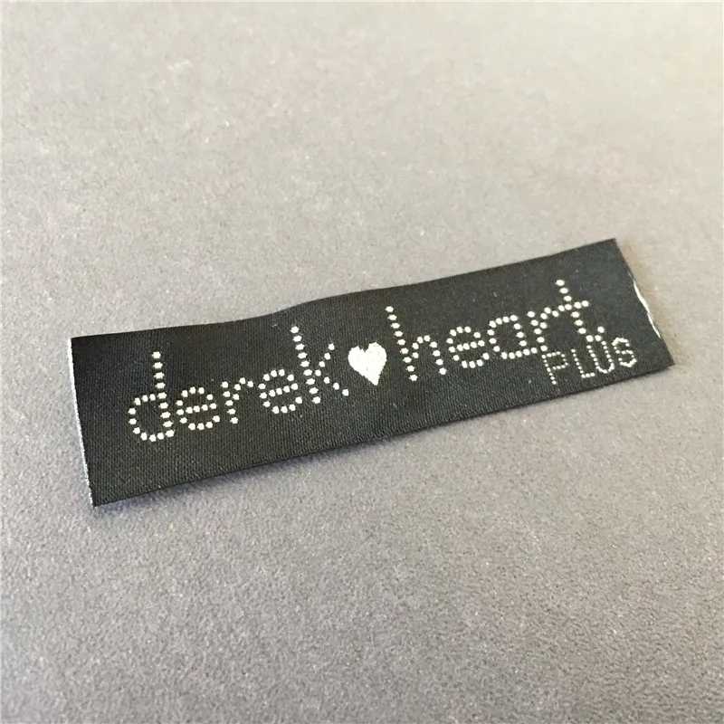 

Customized 1.7*6.3cm 50D Exquisite Material with Silver Bright Shine Heart Logo High -Density Garment Woven Label
