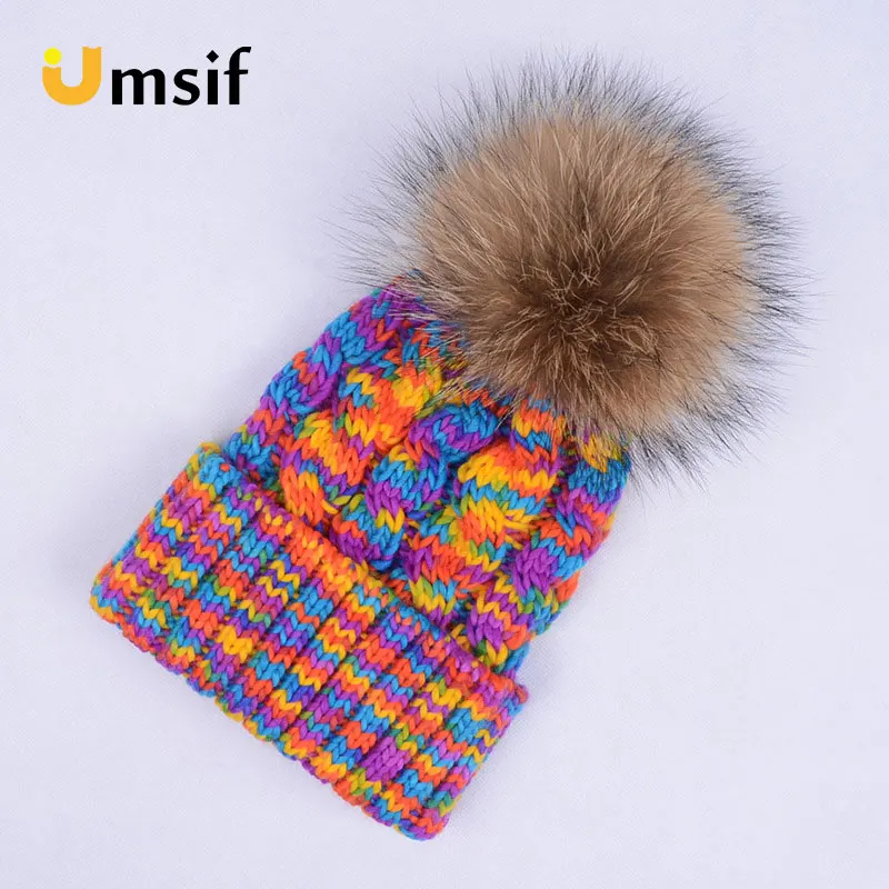 Женская вязаная шапка с помпонами из натурального меха енота смешанного цвета