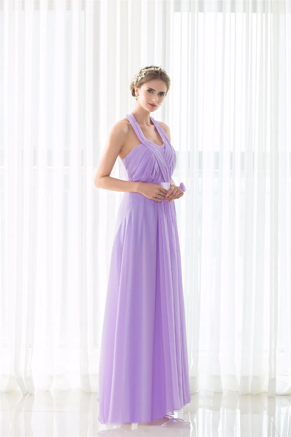 Женское платье подружки невесты лавандовое до пола с лямкой на шее и открытой