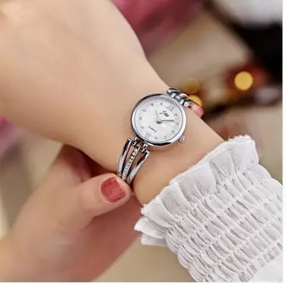 Часы стразы женские кварцевые люксовые брендовые наручные с браслетом из