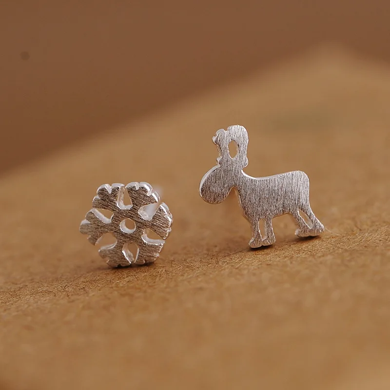 Серьги женские ассиметричные с рисунком Лось и снежинки | Украшения аксессуары