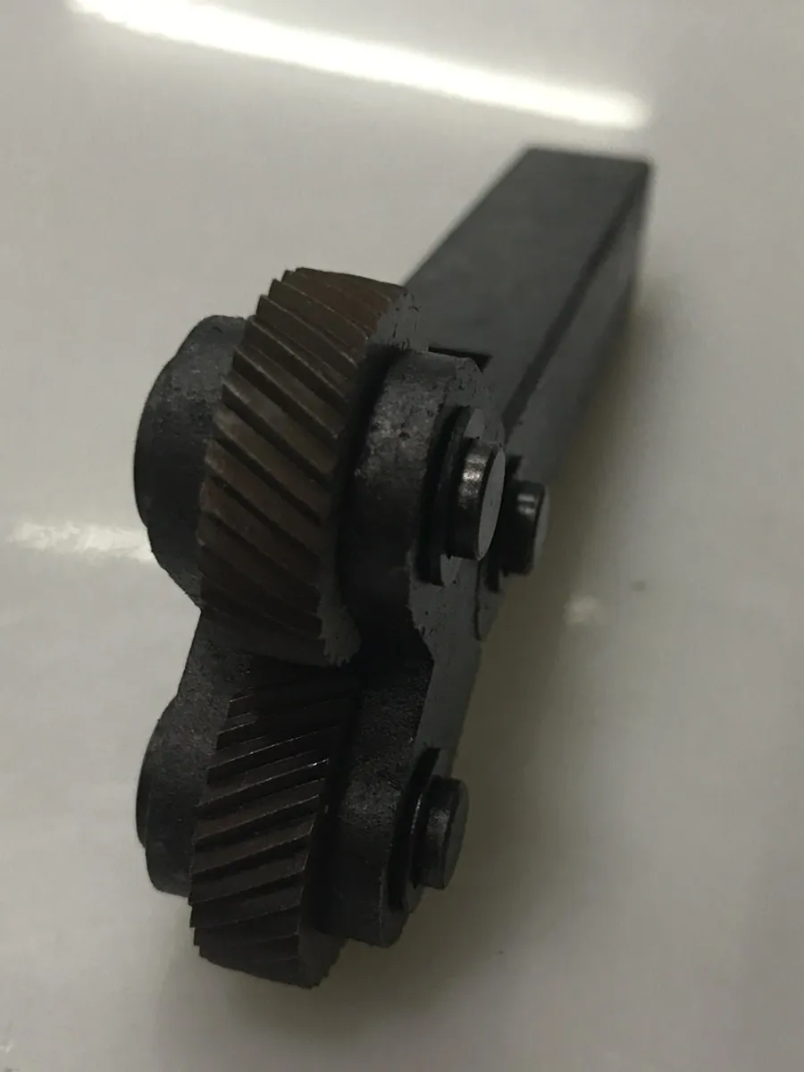 

Diagonal 2.0mm Pitch 26mm Double Wheels Linear Knurling Tool
