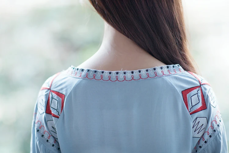 Украинское женское платье льняное макси с вышивкой рукавом-помпоном и