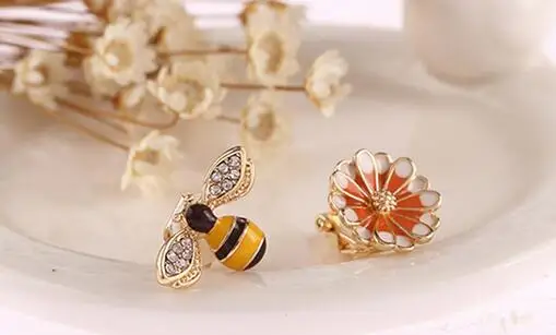 Fashion Korea Design bee and daisy flower Asymmetric stud earrings animal for women jewelry wholesale | Украшения и аксессуары
