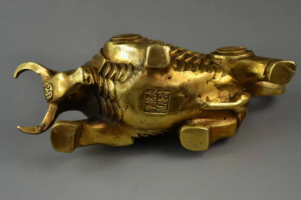 

19.7 cm * / China's rare manual hammer brass lifelike statue of bullfighting metal handicraft
