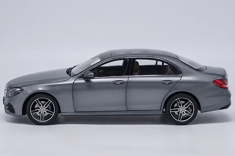 Серый 1:18 Масштаб E-Class E-Klasse Limousine усовершенствованная модель автомобиля из сплава литая металлическая модель игрушечного автомобиля игрушки для мальчиков Коллекция подарков - Цвет: Серый