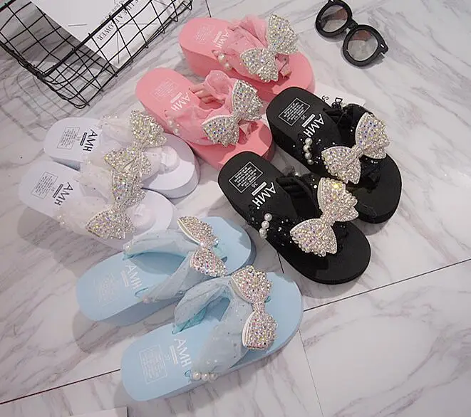 Женские пляжные шлепанцы вьетнамки на плоской подошве со стразами и бантиком