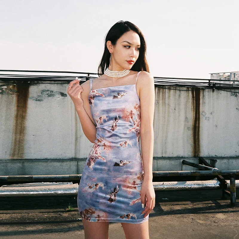 Женское бархатное мини-платье на бретелях с квадратным вырезом и принтом ангела |