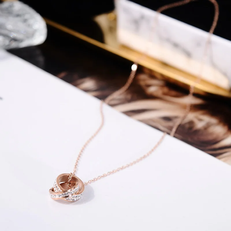 Модное ожерелье YUN RUO с кулоном из двух колец кристаллами цвета розового золота