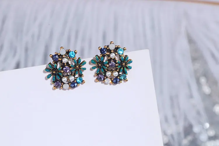 Vintage Sweet Cute Flower Stud Earrings for Women New Fashion Pearl Crystal Earrings Femme Brincos Wholesale Jewelry WX195