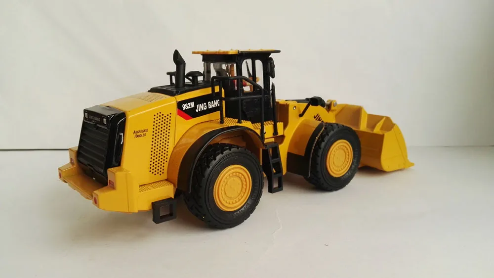 Гидравлический погрузчик 982 м 1:50 JING BANG с желтой игрушкой |