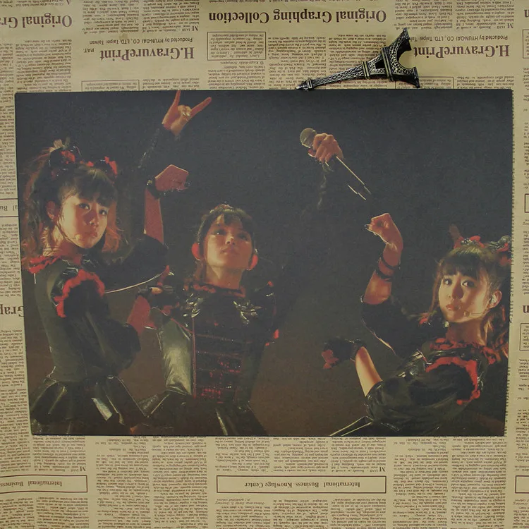 Металлический постер Babymetal с изображением девушки повязки вокруг металлической