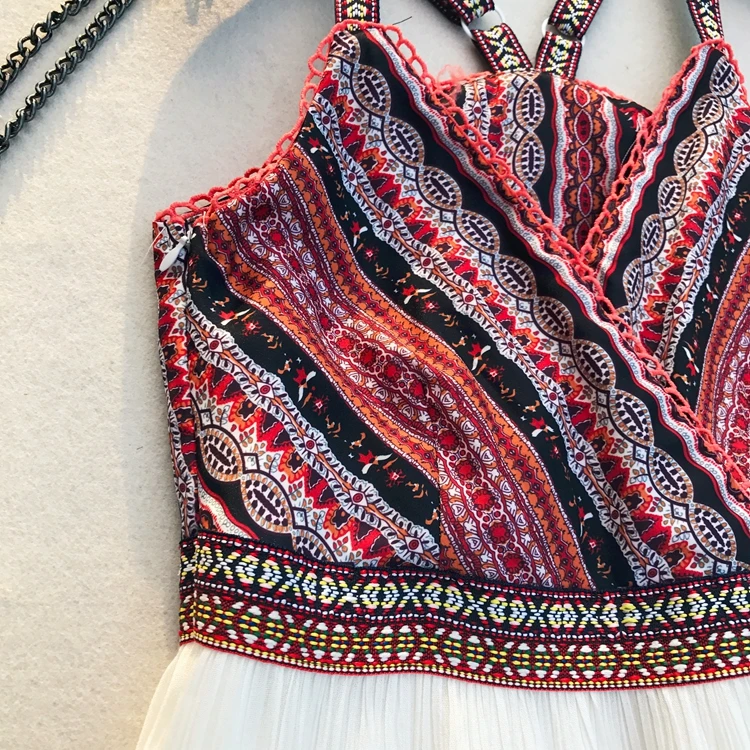 Женское шифоновое платье на бретельках с кружевной вышивкой и принтом V-образным