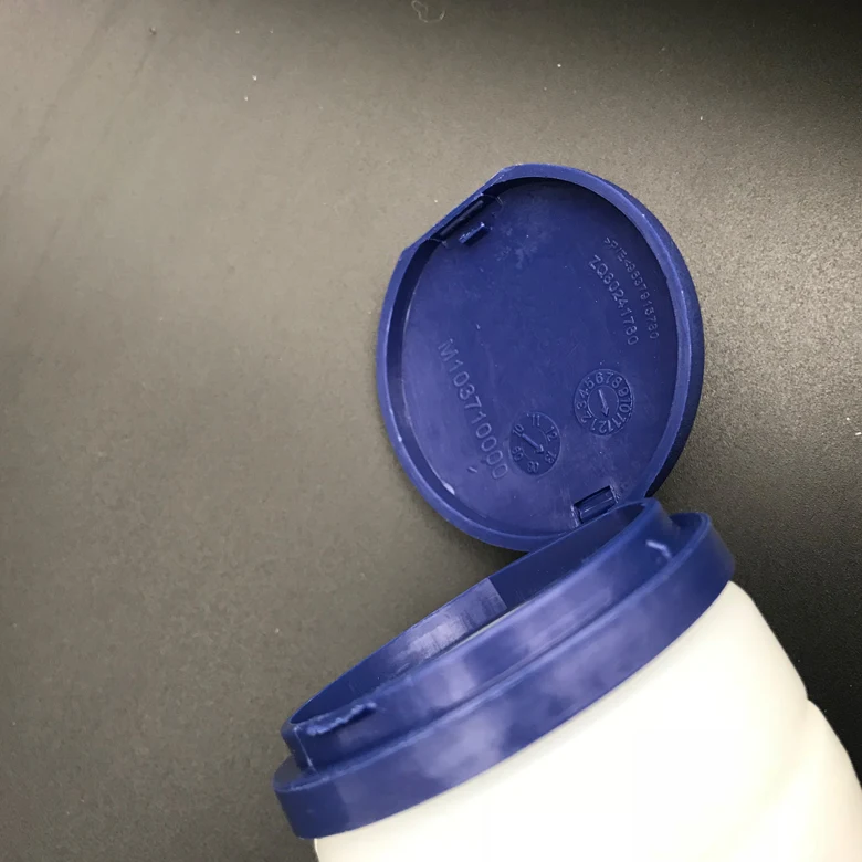 Наполнительная трубка для бутылки распылителя стеклоочистителя с крышкой