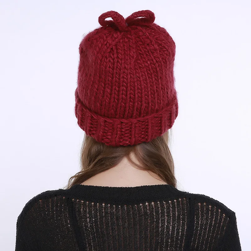 Индивидуальная вязаная шапка ручной работы на осень и зиму с милым кроличьим