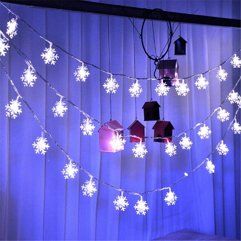 Светодиодный светильник украшенный рождественскими украшениями цветной