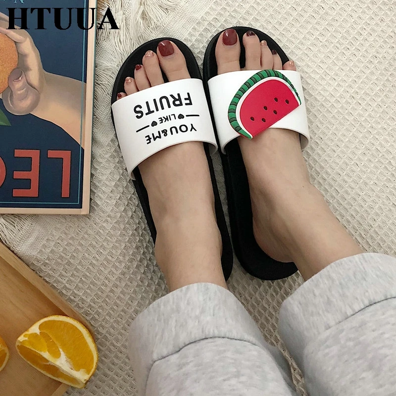 HTUUA новые Мультяшные тапочки с фруктами Для женщин на плоской подошве сланцы