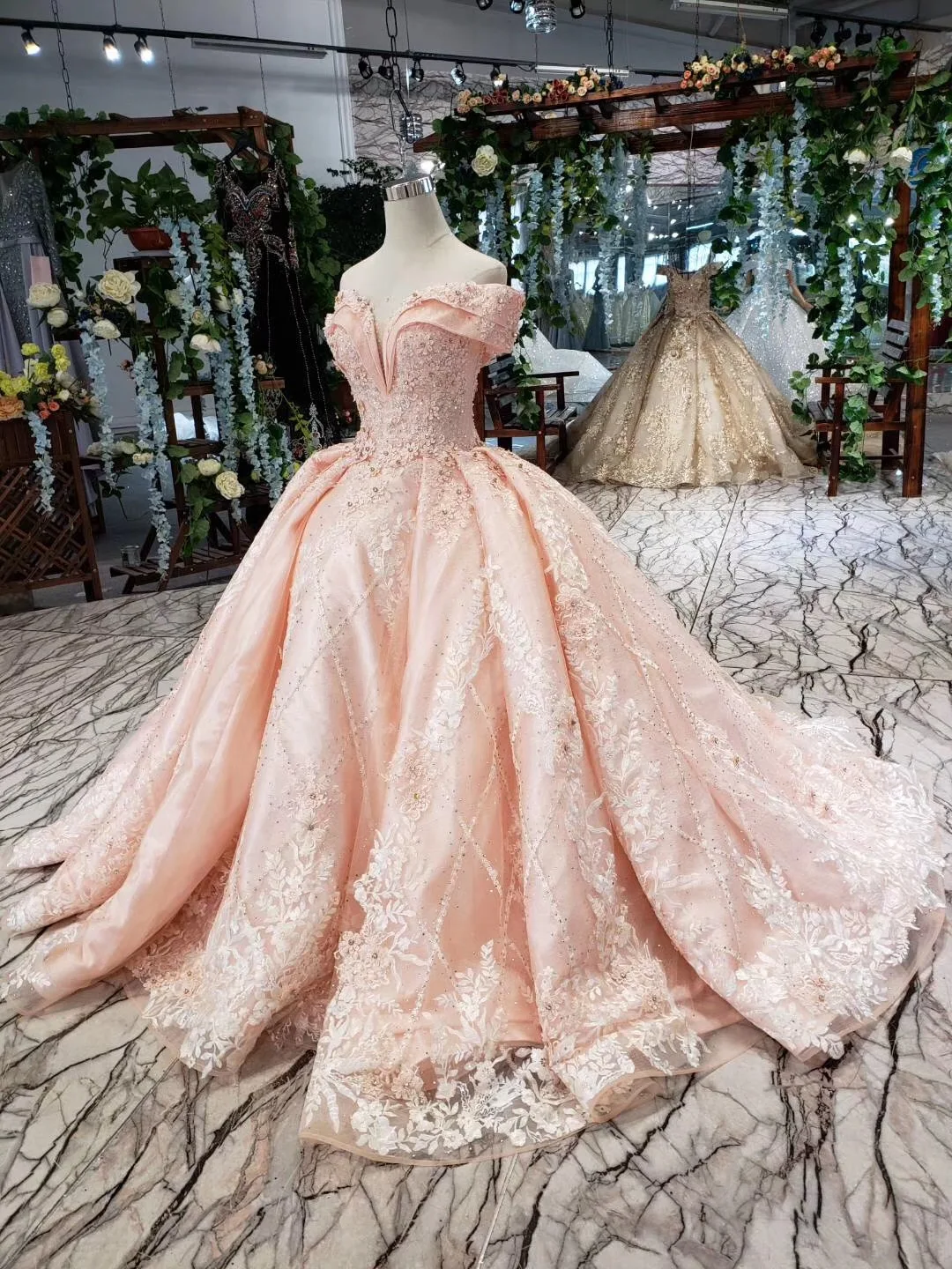 

Ball Gown Prom Dresses 2019 Pink Tulle Lace Formal Party Sheer Crystals Lace Supper Beauty Crystals Appliques Arabic Prom Dress