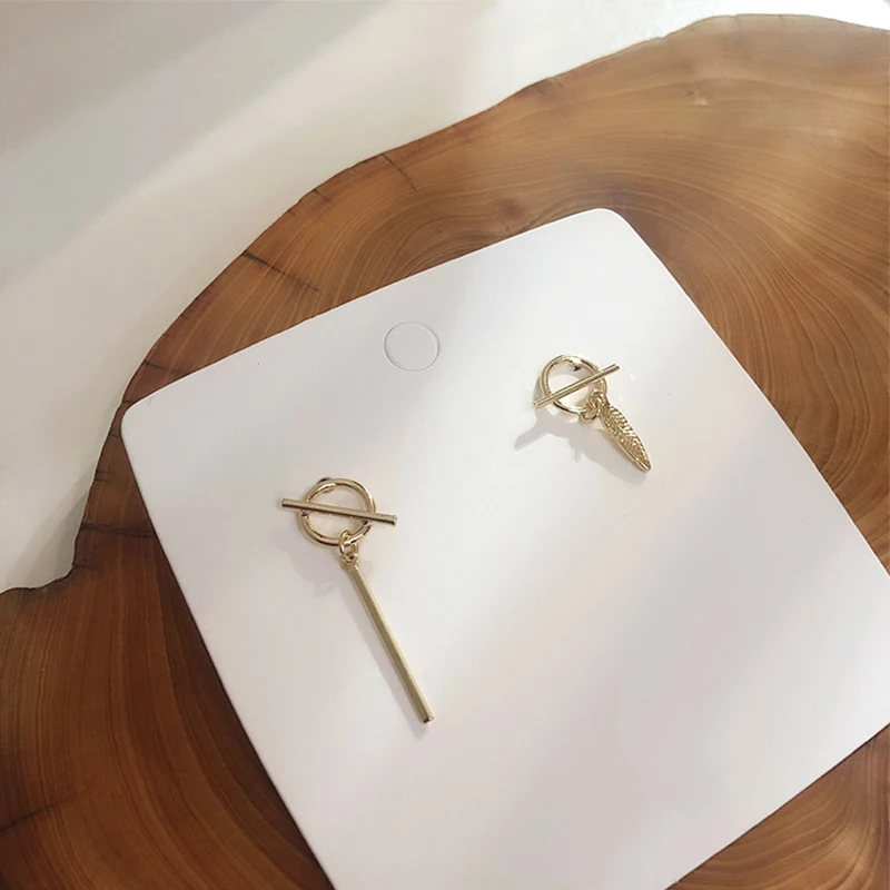 Женские асимметричные серьги Peri'sbox с золотыми перьями, круглые геометрические маленькие серьги-гвоздики, простые минималистичные серьги-гвоздики