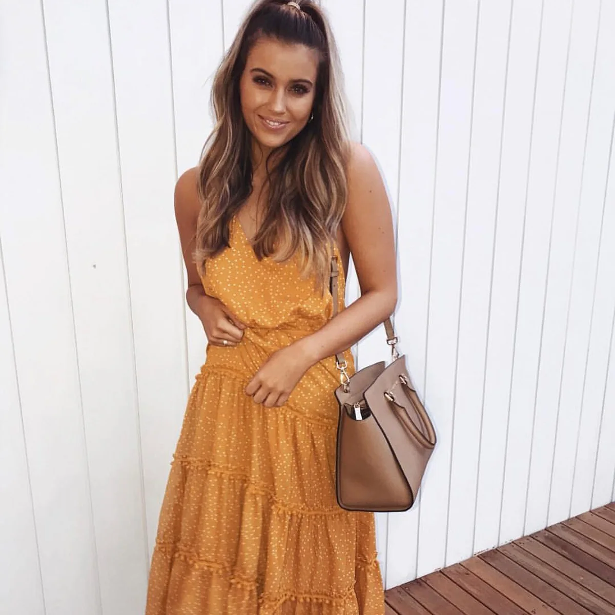 Винтажное пикантное летнее платье в желтый горошек с перекрестной спинкой