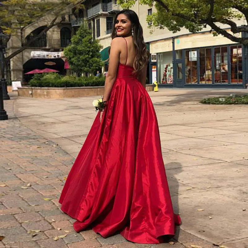 Женское вечернее платье без бретелек белое с цветочным принтом на тонких