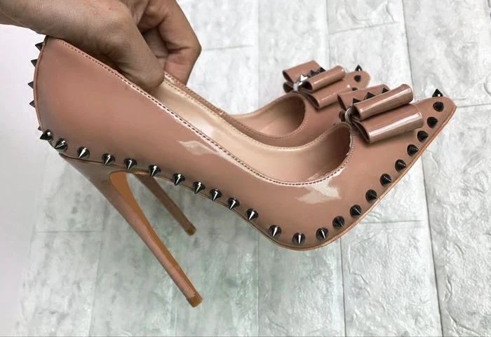 Стильные кожаные туфли телесного цвета с заклепками на высоком каблуке