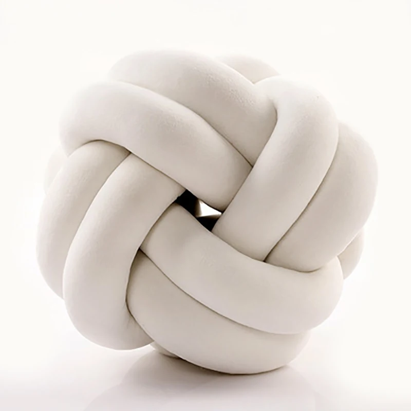 Теплая подушка в нордическом стиле с бархатным шаром одноцветная детский