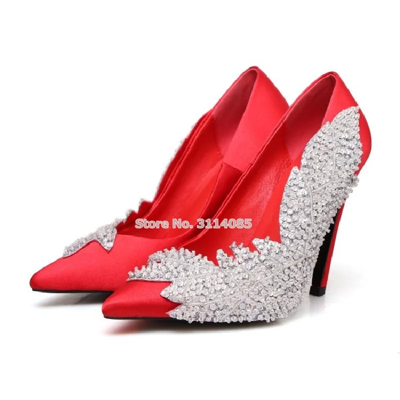 Туфли-лодочки на высоком каблуке атласная ткань с заостренным носком блестящими