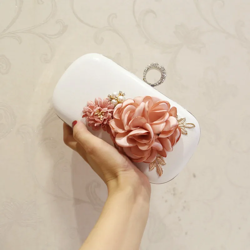 Свадебное платье с цветами вечерняя сумка кольца бриллиантами цветок вечерние