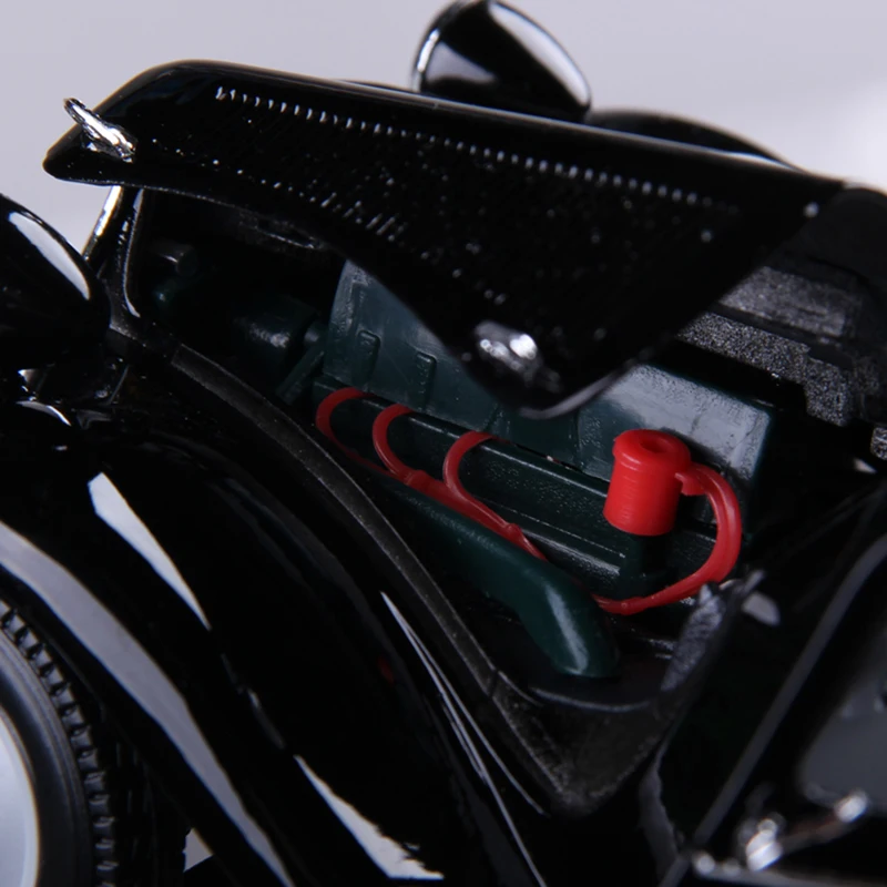 Автомобиль Maisto 1:18 литая Франция де Голль 15CV 6 Cyl (1952) металлический автомобиль из