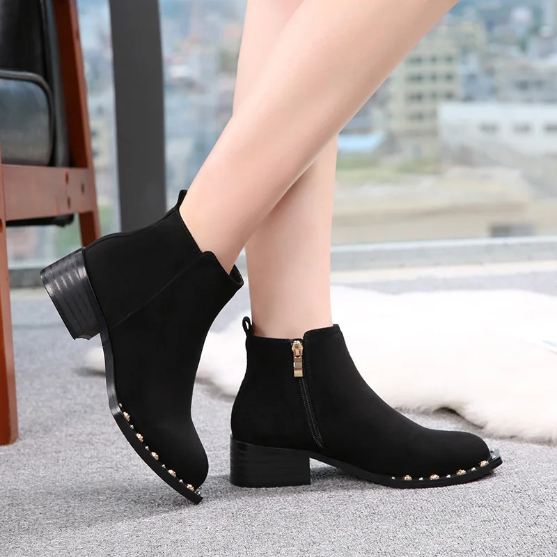 Женские замшевые ботильоны с розовыми заклепками черные ботинки большого