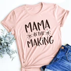 Женская футболка с надписью Мама в производстве