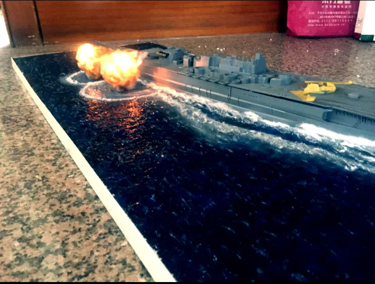 1:350 Diorama модель корабля 350 линкор работающий на водной сцене огонь морской войны