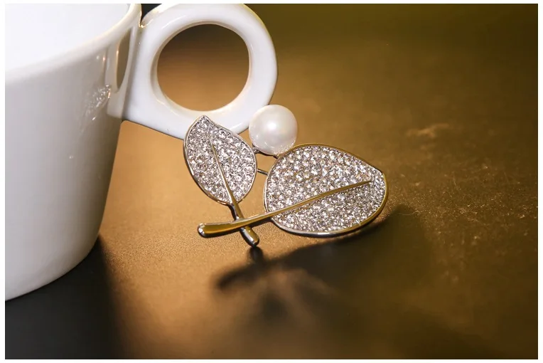 High-end fashion brooch Crystal From Austrian Inlaid zircon leaf pearl corsage pin female suit collar | Украшения и аксессуары