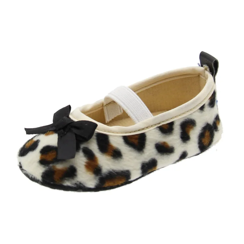 С мягким дном леопардовой окраски с украшением в виде банта детская обувь