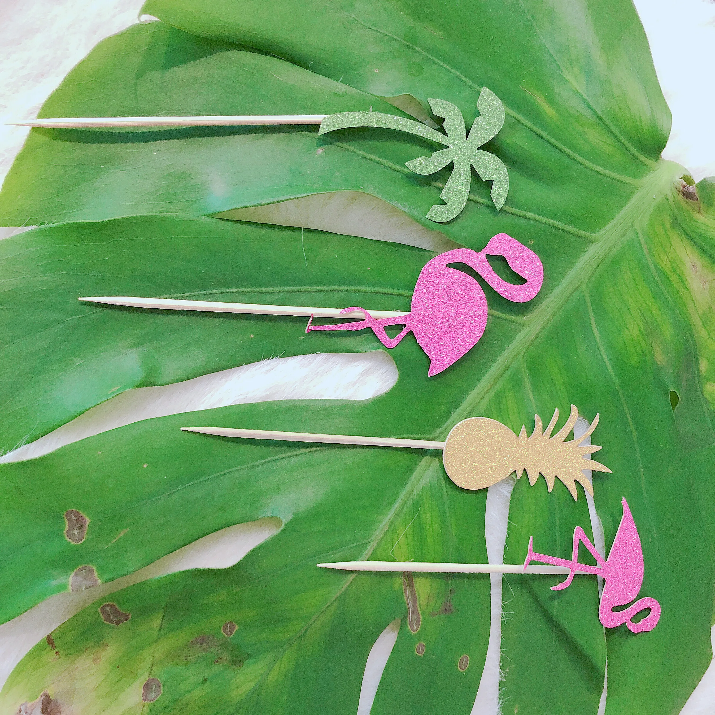 

4pcs Cake Topper Pink Flamingo Pineapple Cupcake Picks for Luau Hawaii Birthday Wedding Beach Party Decoration