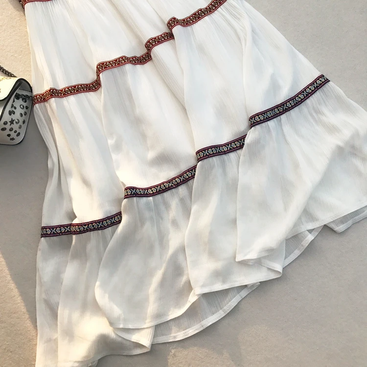 Женское шифоновое платье на бретельках с кружевной вышивкой и принтом V-образным