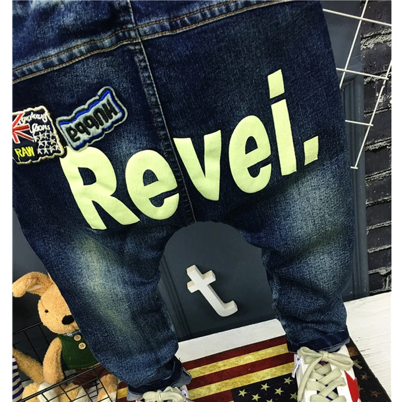 Джинсы для мальчиков с надписью 2020 модные джинсы на весну и осень детские