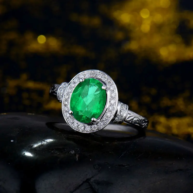 Кольца из белого золота с изумрудами и бриллиантами 14 к овальной огранки 7x9 мм