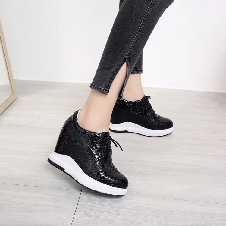 Женские кроссовки из натуральной кожи Зеленые на платформе танкетке 10 см