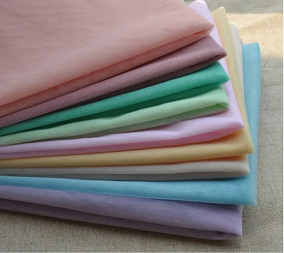 Светильник персикового и розового цвета из сетчатой ткани розовый тюль для