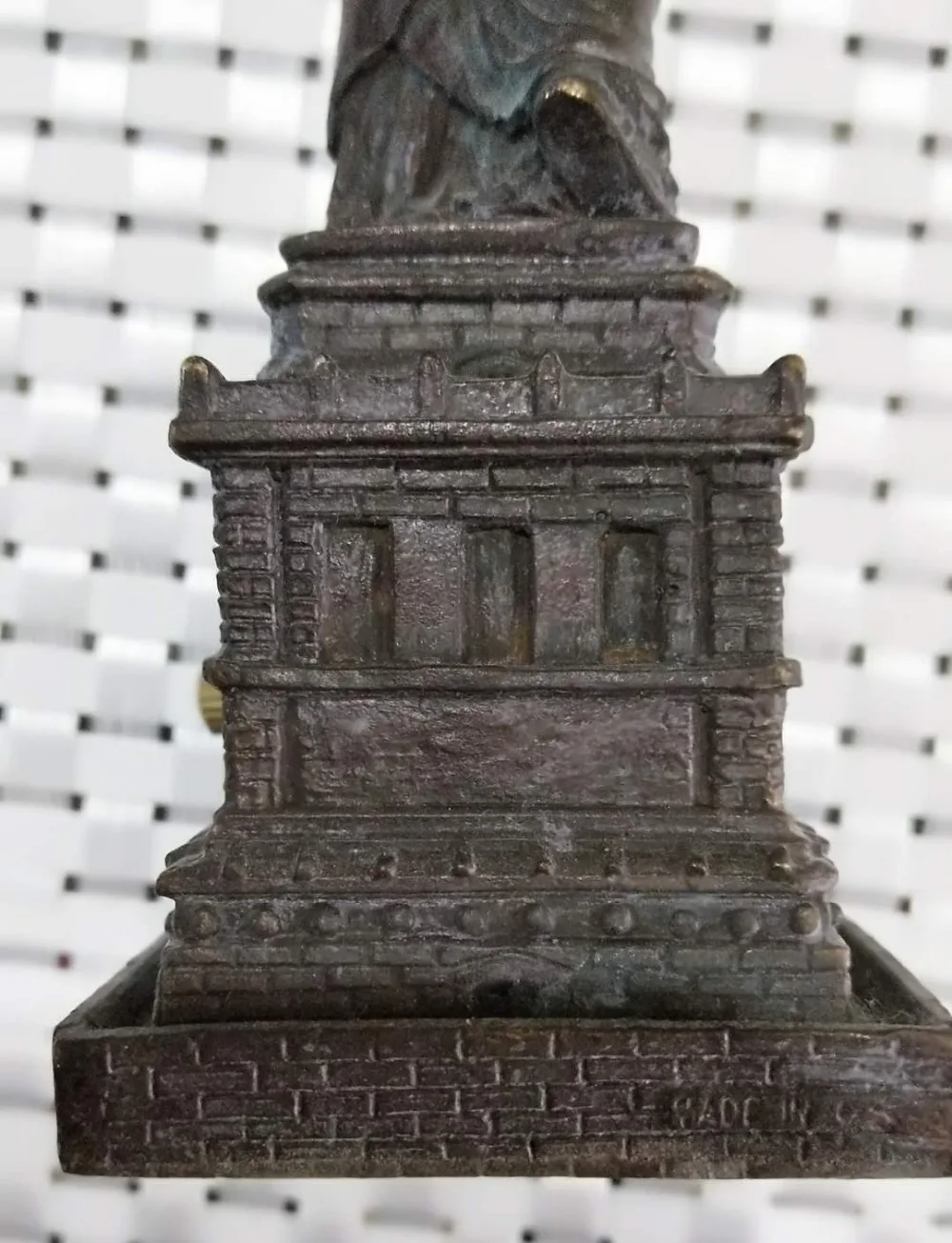 Antique clock collection and Statue of Liberty send students abroad gift | Дом и сад