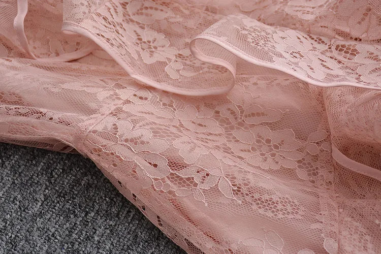 Женское кружевное платье с оборками однотонное облегающее привлекательное